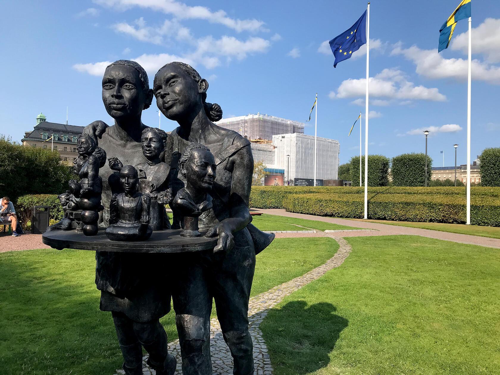 Skulptur im Park Riksplan beim Schwedischen Reichstag. Die schwedische Künstlerin Astrid Göransson hat hier 2021 mit ihrem Kunstwerk die ersten fünf Frauen im Parlament verewigt, stellvertretend für alle, die noch nachfolgen sollen.