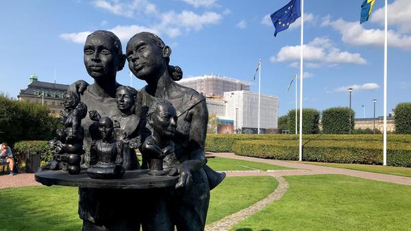 Skulptur im Park Riksplan beim Schwedischen Reichstag. Die schwedische Künstlerin Astrid Göransson hat hier 2021 mit ihrem Kunstwerk die ersten fünf Frauen im Parlament verewigt, stellvertretend für alle, die noch nachfolgen sollen.