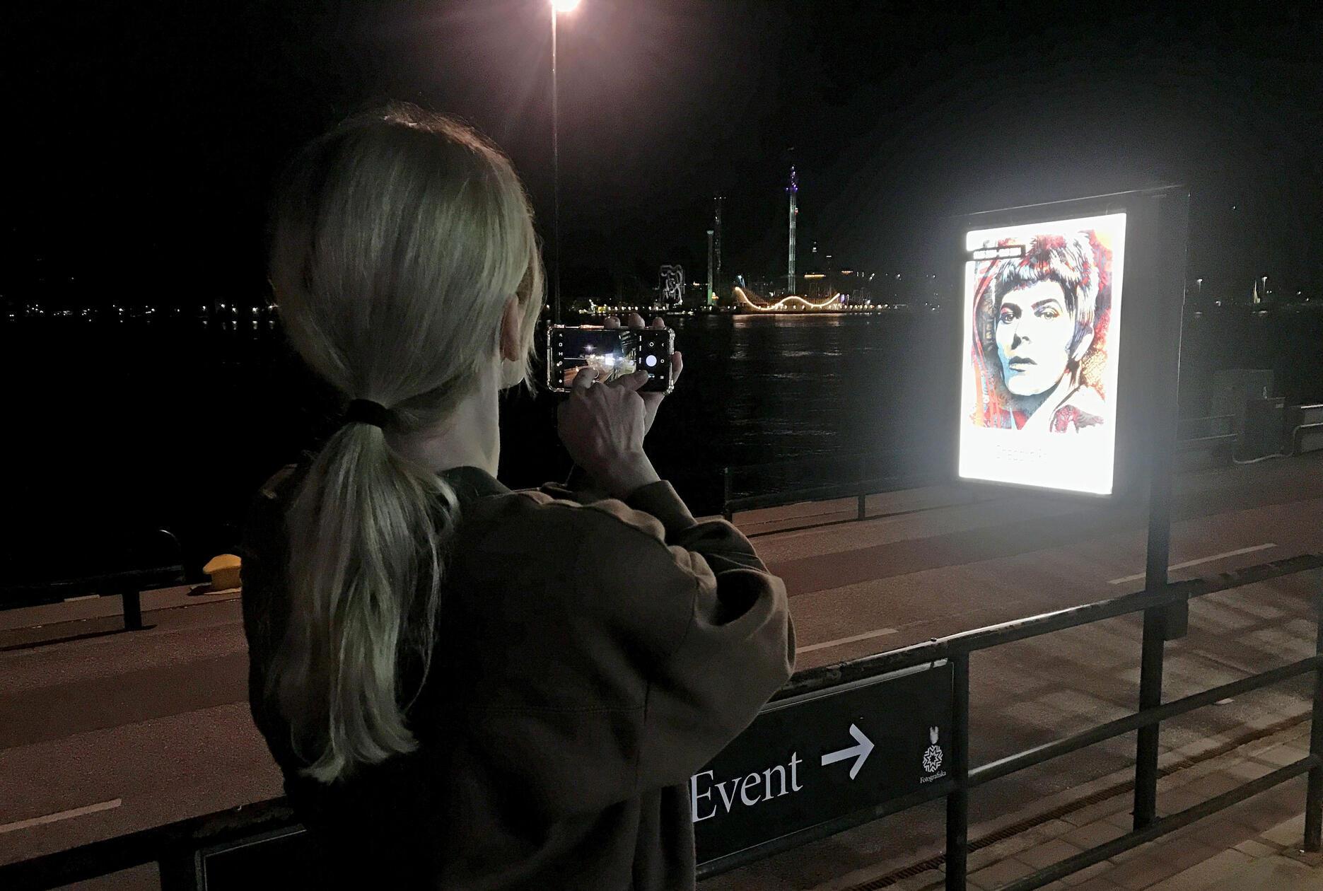 Ein Muss in Stockholm ist der Besuch der Fotografiska. Das Fotografie-Museum zählt zu den weltweit größten und wichtigsten Fotomuseen und befindet sich in einem historischen Industriegebäude am Hafen der Insel Södermalm. Sehr schön: Hinterher bei lässiger Musik noch draußen in den Sitzen lümmeln und ein Glas öl (Bier) trinken.