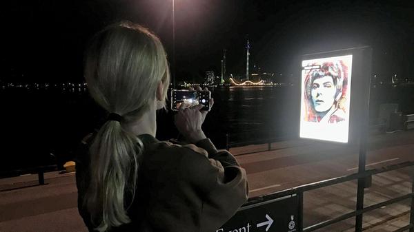 Ein Muss in Stockholm ist der Besuch der Fotografiska. Das Fotografie-Museum zählt zu den weltweit größten und wichtigsten Fotomuseen und befindet sich in einem historischen Industriegebäude am Hafen der Insel Södermalm. Sehr schön: Hinterher bei lässiger Musik noch draußen in den Sitzen lümmeln und ein Glas öl (Bier) trinken.