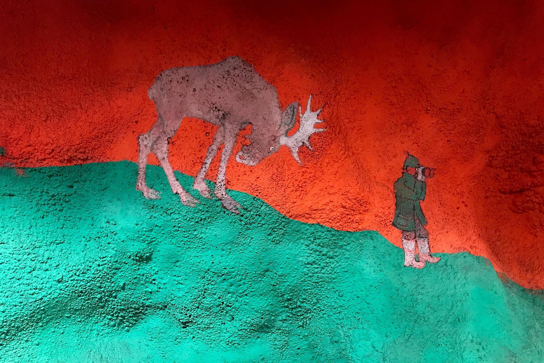 Nicht erschrecken, hinter dir steht ein Elch! Witzige Wandszenen im Untergrund.