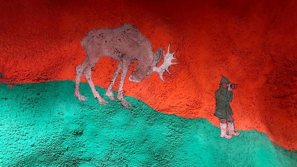 Nicht erschrecken, hinter dir steht ein Elch! Witzige Wandszenen im Untergrund.