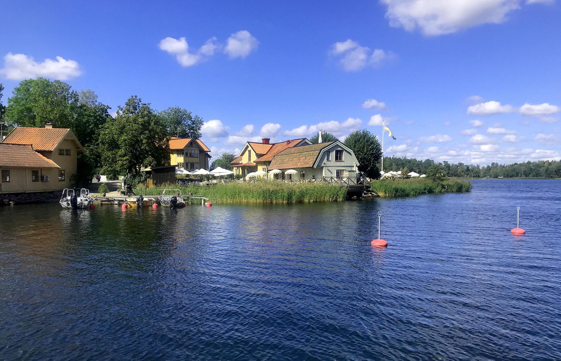 Knapp eine Stunde dauert die Fahrt mit Schiff zur Insel Vaxholm, deren Kastell auch in den Pippi Langstrumpf-Verfilmungen eine Rolle spielt. Tipp: Das während der Sommersaison (leider) sehr gut besuchte Hembygdsgards-Cafe direkt auf der Wiese am Wasser bietet das perfekte Setting für eine fika-Pause mit Kuchen, Kaffee und guter Laune.
