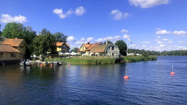 Knapp eine Stunde dauert die Fahrt mit Schiff zur Insel Vaxholm, deren Kastell auch in den Pippi Langstrumpf-Verfilmungen eine Rolle spielt. Tipp: Das während der Sommersaison (leider) sehr gut besuchte Hembygdsgards-Cafe direkt auf der Wiese am Wasser bietet das perfekte Setting für eine fika-Pause mit Kuchen, Kaffee und guter Laune.