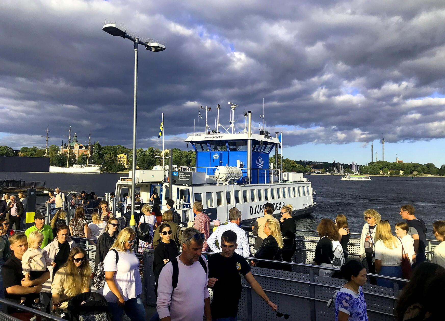Ab in die Schären, zum Beispiel mit der Djurgarden-Fähre in Slussen. Der Stockholmer Schärengarten besteht aus rund 24.000 Inseln und Inselchen.