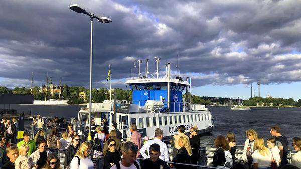 Ab in die Schären, zum Beispiel mit der Djurgarden-Fähre in Slussen. Der Stockholmer Schärengarten besteht aus rund 24.000 Inseln und Inselchen.