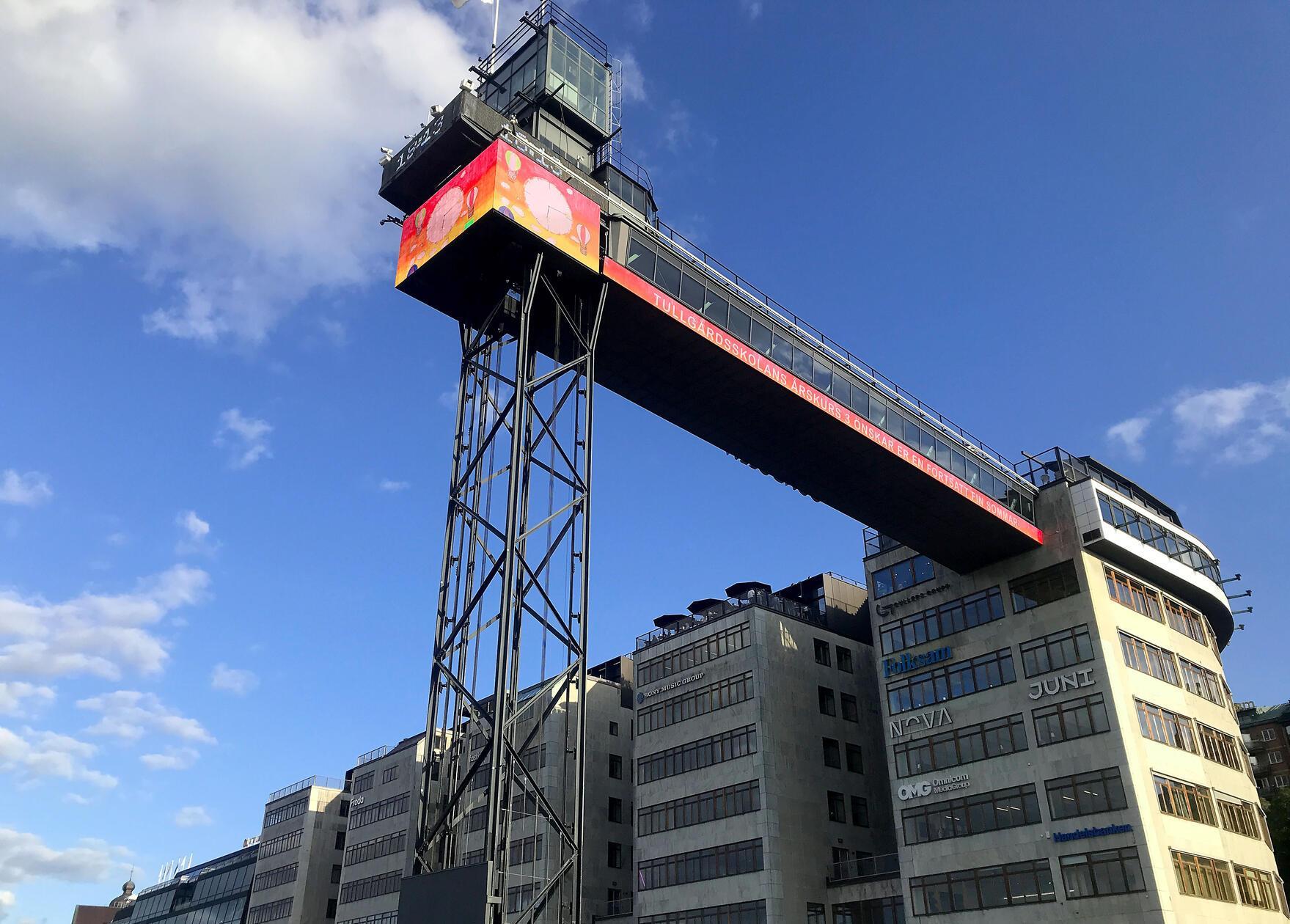 Der Aufzug Katarinahissen verbindet zwei Stadtteile miteinander - und wurde schon im 19. Jahrhundert erbaut, dann aber immer wieder mal stillgelegt. Nun aber bringt er Einheimische wieder 40 Meter nach oben - Besucher genießen die Aussicht von der Brücke gerne im Abendlicht.