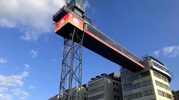 Der Aufzug Katarinahissen verbindet zwei Stadtteile miteinander - und wurde schon im 19. Jahrhundert erbaut, dann aber immer wieder mal stillgelegt. Nun aber bringt er Einheimische wieder 40 Meter nach oben - Besucher genießen die Aussicht von der Brücke gerne im Abendlicht.