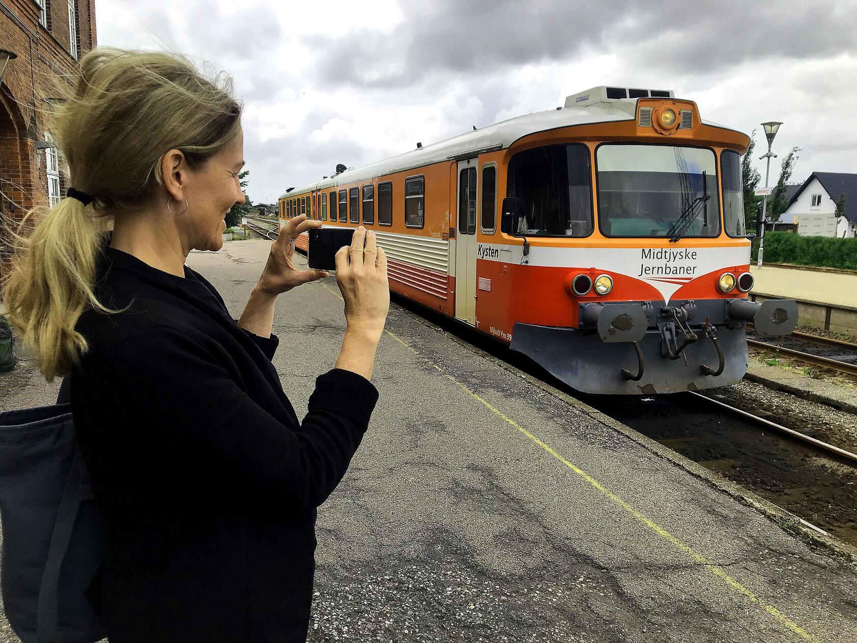 Ankunft der kleinen, privat betriebenen Lemvig-Bahn in Lemvig, die einen bis direkt an die Dünen Dänemarks bringt.