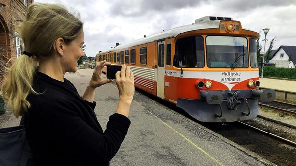 Ankunft der kleinen, privat betriebenen Lemvig-Bahn in Lemvig, die einen bis direkt an die Dünen Dänemarks bringt.