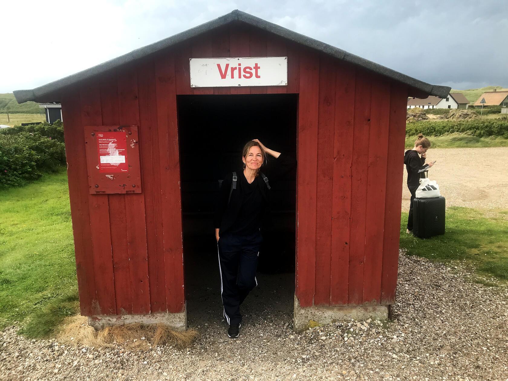 Ankunft in Vrist: Eine Bahnstation wie eine große Hundehütte. Von hier aus sind es nur noch 100 Meter bis zur Nordsee. Besser geht es nicht!
