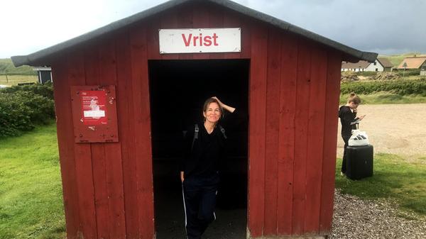 Ankunft in Vrist: Eine Bahnstation wie eine große Hundehütte. Von hier aus sind es nur noch 100 Meter bis zur Nordsee. Besser geht es nicht!