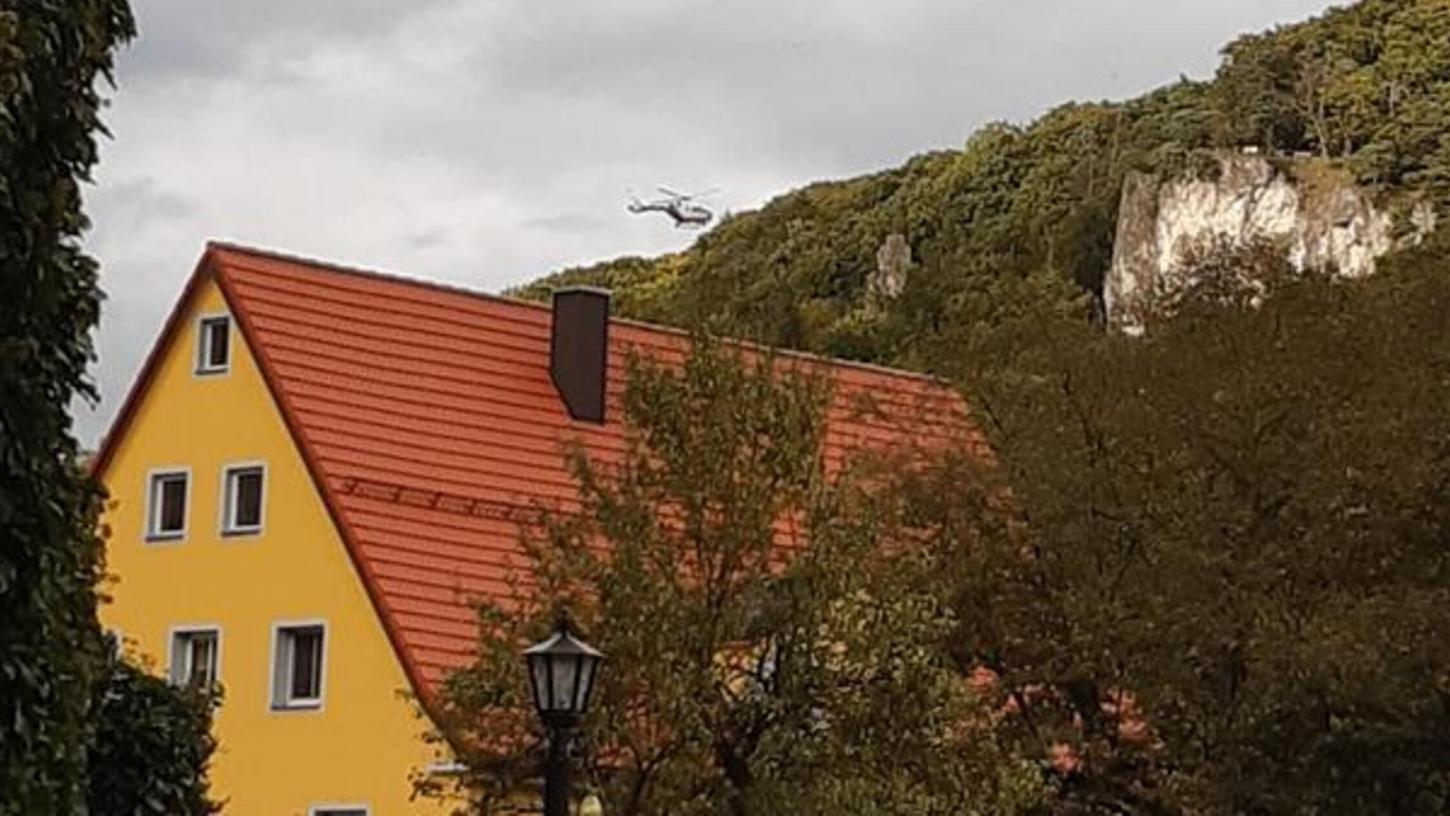 Am Dienstagnachmittag kreiste ein Hubschrauber über Egloffstein. Am Dienstagnachmittag kreiste ein Hubschrauber über Egloffstein.