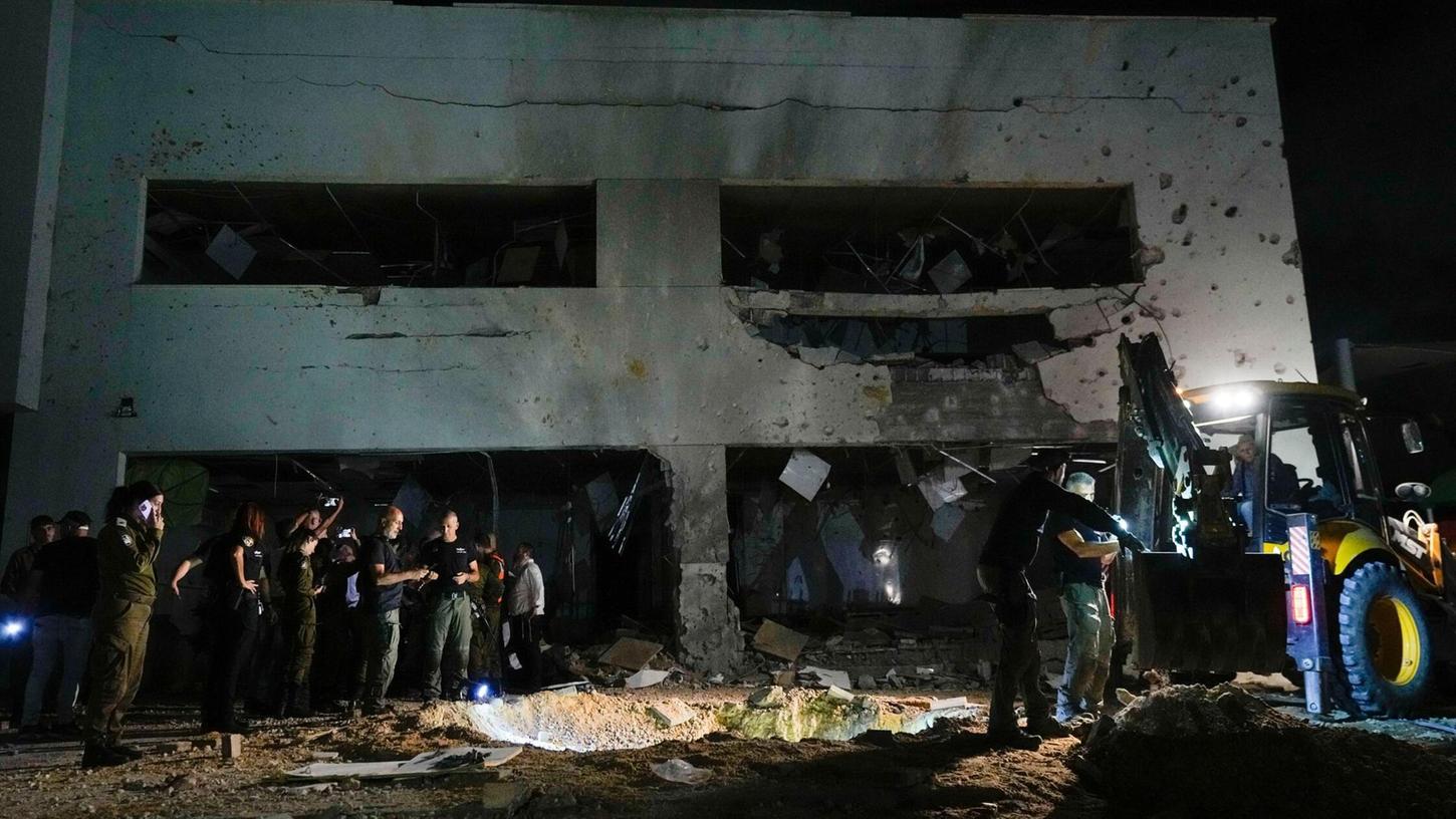 Israelisches Militär und Polizisten an einem beschädigten Schulgebäude, das von aus dem Iran abgefeuerten Raketen getroffen wurde. Israelisches Militär und Polizisten an einem beschädigten Schulgebäude, das von aus dem Iran abgefeuerten Raketen getroffen wurde.