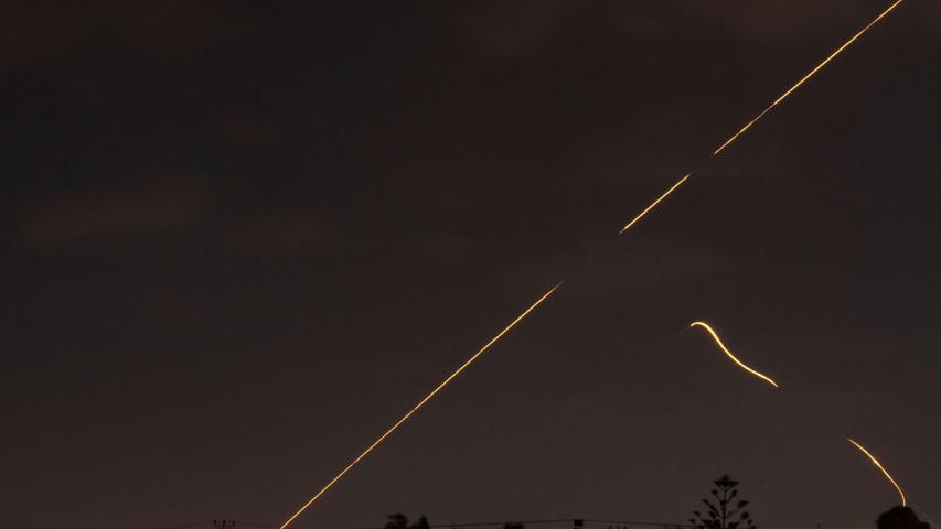 Das israelische Luftabwehrsystem feuert, um Raketen abzufangen. Das israelische Luftabwehrsystem feuert, um Raketen abzufangen.