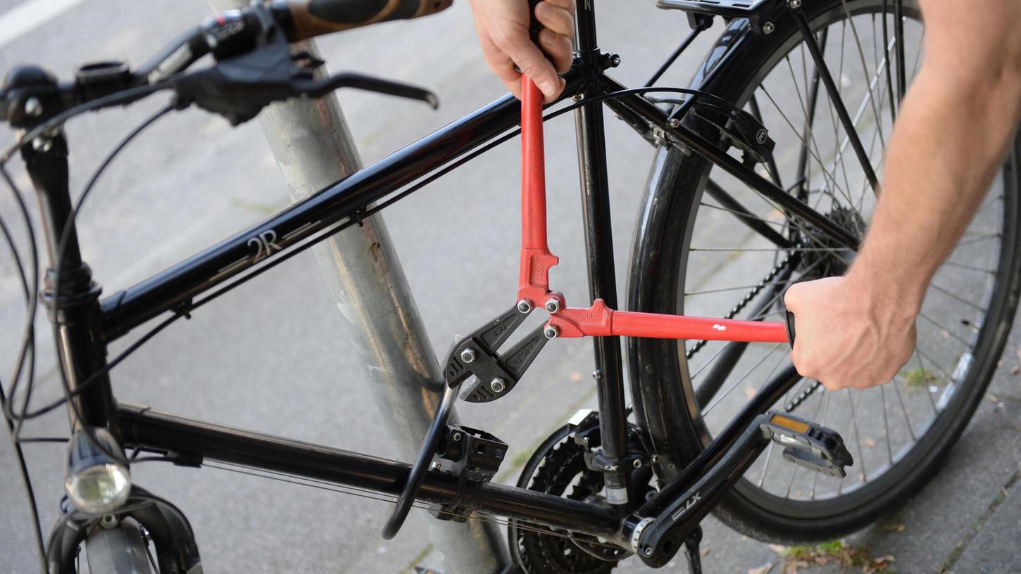 Ein Mann will ein Fahrrad klauen (Symbolbild). Ein Mann will ein Fahrrad klauen (Symbolbild).