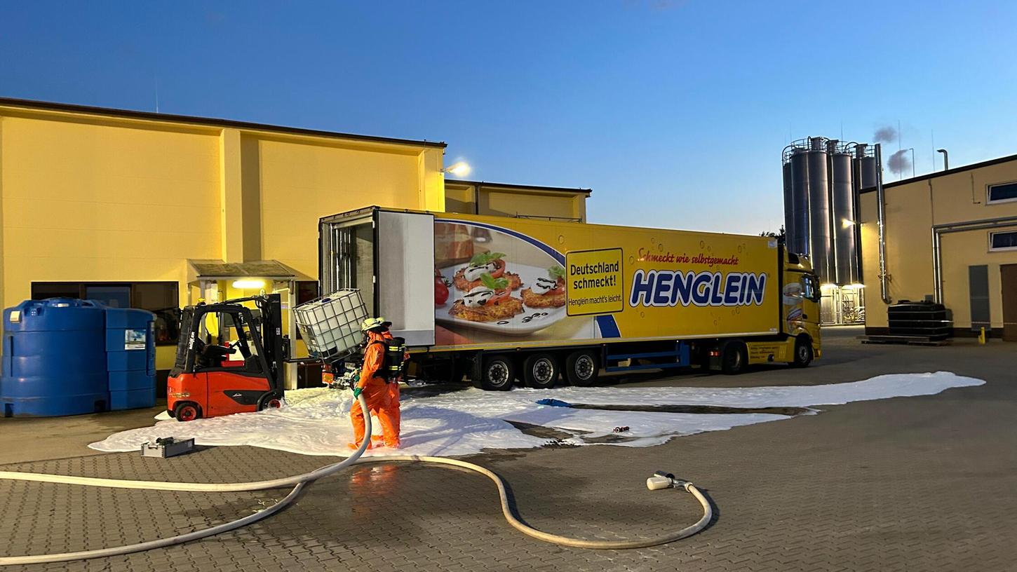 Übung für den Ernstfall – Gefahrstoffaustritt auf dem Gelände der Firma Henglein. Übung für den Ernstfall – Gefahrstoffaustritt auf dem Gelände der Firma Henglein.