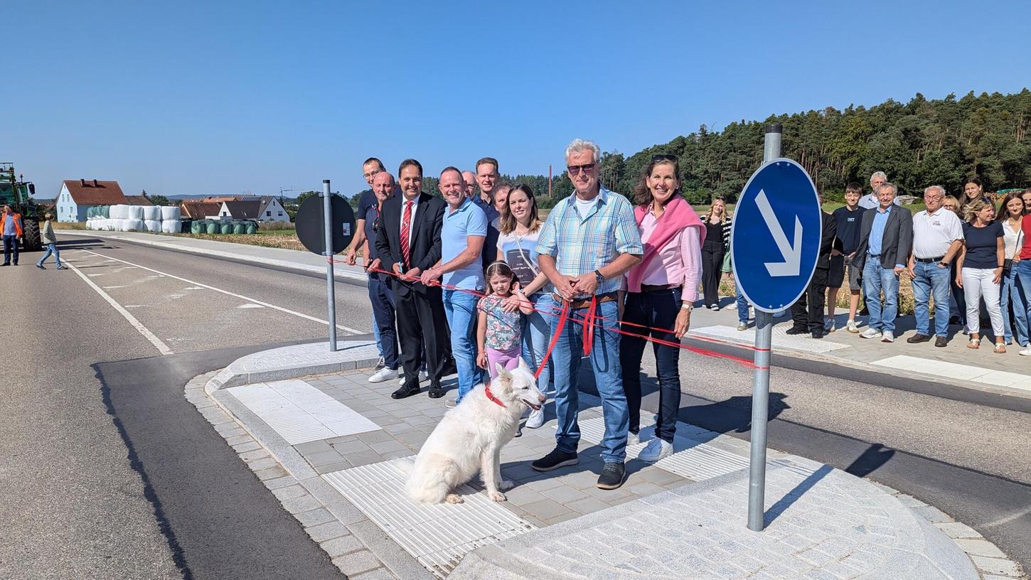 Gut für Mensch und Tier: Dank der neuen Querungshilfe zwischen dem Schulzentrum und Belmbrach ist ab sofort ein sicherer Übergang über die Belmbracher Straße möglich. Gut für Mensch und Tier: Dank der neuen Querungshilfe zwischen dem Schulzentrum und Belmbrach ist ab sofort ein sicherer Übergang über die Belmbracher Straße möglich.