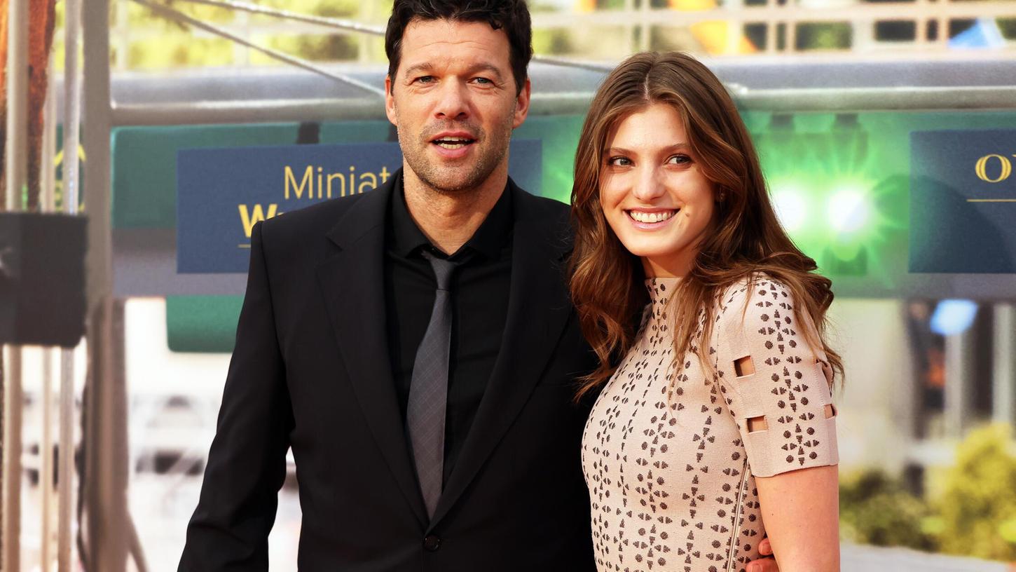Michael Ballack und seine Freundin Sophia Schneiderhan im April 2024. Michael Ballack und seine Freundin Sophia Schneiderhan im April 2024.
