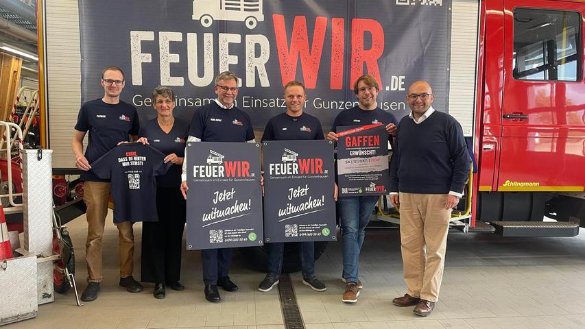 Im Feuerwehrhaus Gunzenhausen enthüllen bei einem Pressetermin Bürgermeister Karl-Heinz Fitz und die Feuerwehr den Sinn hinter den geheimnisvollen Plakaten, die an sechs prominenten Stellen der Stadt stehen: Es ist eine Werbe-Kampagne der FFW Gunzenhausen, um mehr Mitglieder anzuheuern. V.l.: Feuerwehrmann Patrick Hohenstein, Feuerwehrvereinsvorsitzende Lydia Palmowski, Bürgermeister Fitz, Stellvertrender Kommandant Uwe Jäger, Feuerwehrmann Stefan Brändlein und Philipp Paulus von der Werbeagentur Weimer & Paulus. Im Feuerwehrhaus Gunzenhausen enthüllen bei einem Pressetermin Bürgermeister Karl-Heinz Fitz und die Feuerwehr den Sinn hinter den geheimnisvollen Plakaten, die an sechs prominenten Stellen der Stadt stehen: Es ist eine Werbe-Kampagne der FFW Gunzenhausen, um mehr Mitglieder anzuheuern. V.l.: Feuerwehrmann Patrick Hohenstein, Feuerwehrvereinsvorsitzende Lydia Palmowski, Bürgermeister Fitz, Stellvertrender Kommandant Uwe Jäger, Feuerwehrmann Stefan Brändlein und Philipp Paulus von der Werbeagentur Weimer & Paulus.