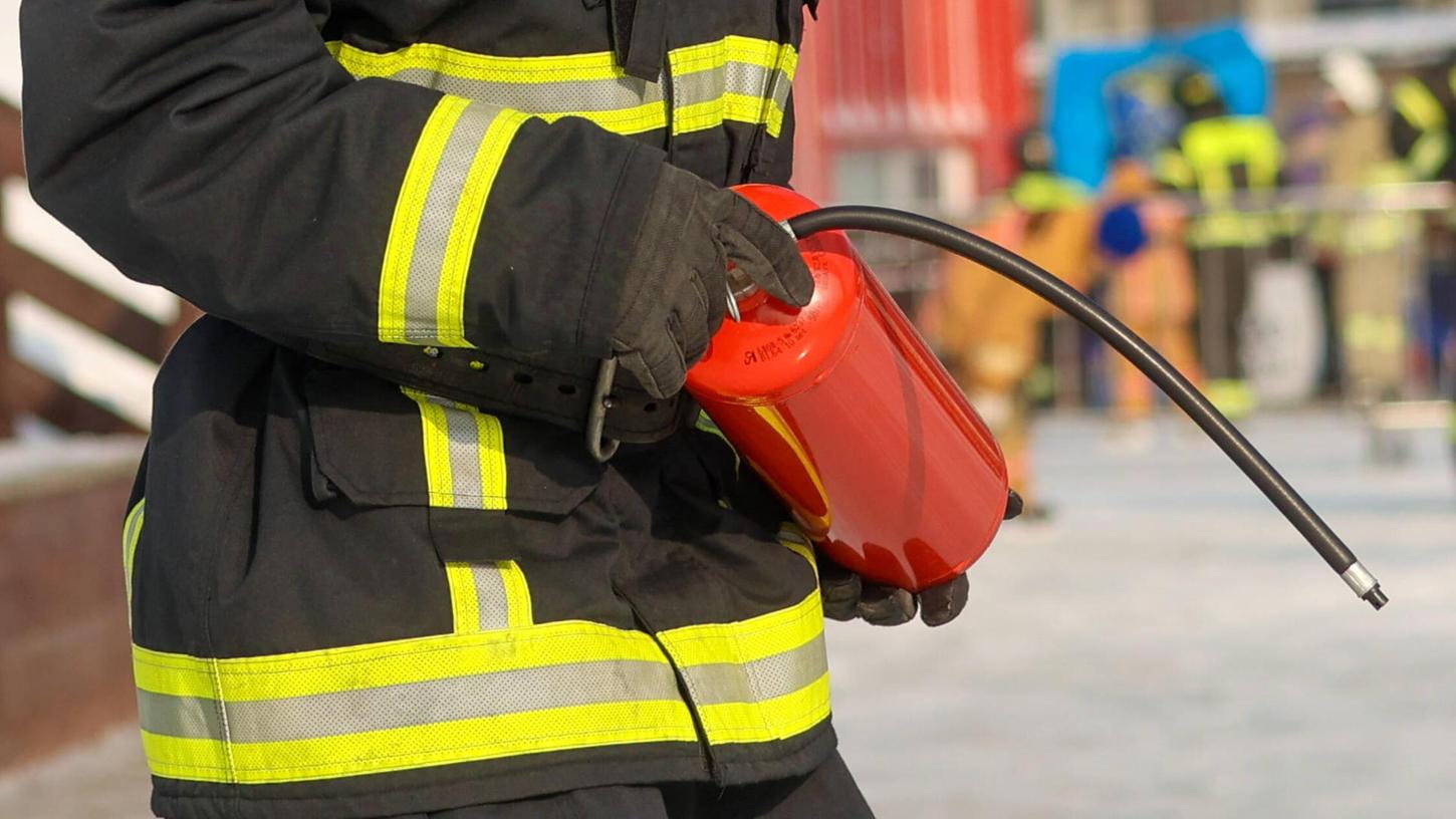 Feuerlöscher: Am Dienstag stand eine brennende Kerze in einem Einkaufswagen in Erlangen. (Symbolbild) Feuerlöscher: Am Dienstag stand eine brennende Kerze in einem Einkaufswagen in Erlangen. (Symbolbild)