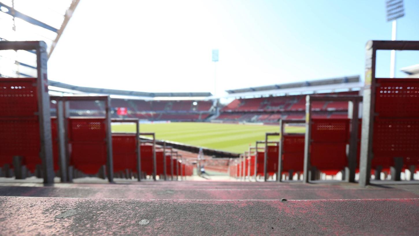 Für viele Fans gehört eine Sache zum Fußballnachmittag im Stadion genauso dazu wie Bier, Bratwurst und Fanschal: das Rauchen. Für viele Fans gehört eine Sache zum Fußballnachmittag im Stadion genauso dazu wie Bier, Bratwurst und Fanschal: das Rauchen.