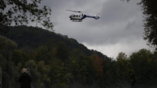 Unterstützend ist auch ein Hubschrauber der Polizei im Einsatz.
