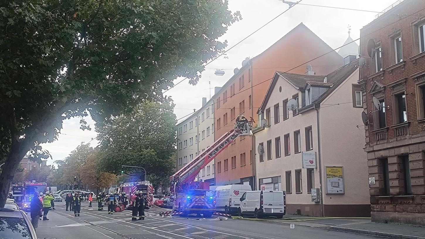 Die Feuerwehr bekämpfte am Sonntagspätnachmittag einen Brand in der Nürnberger Südstadt. Die Feuerwehr bekämpfte am Sonntagspätnachmittag einen Brand in der Nürnberger Südstadt.