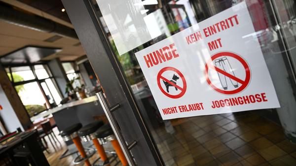 Verbot Jogginghosen Café Pforzheim