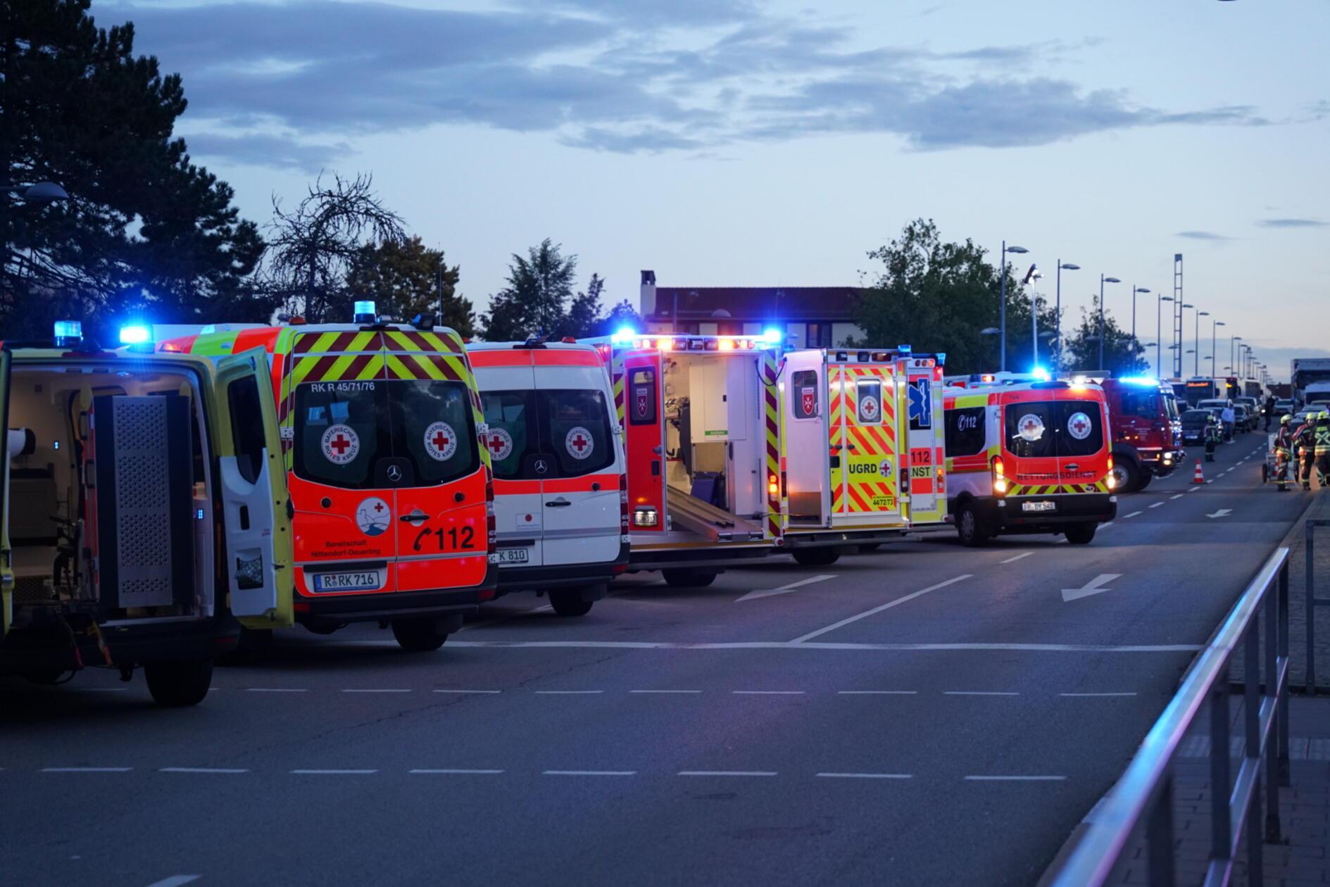 50 Verletzte Nach Busunfall In Regensburg - Über 300 Rettungskräfte Im ...