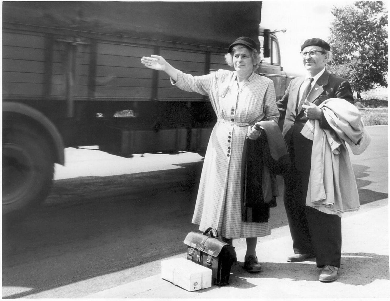 „Es ist die Hochblüte der Reiselust – und die Anhänger einer großen internationalen Bewegung, die durch winkende Hände auffällt, wollen nicht zu Hause sitzen und rosten“, so stand es in einem Artikel 1957 in den NN über die Reiseform des Trampens zu lesen. An den Ausfallstraßen Nürnbergs fanden sich vor allem junge abenteuerlustige Weltenbummler ein, die kostengünstig kreuz und quer durch Europa fahren wollten. „Mädchen fliegen nur so durch Europa, junge Männer dagegen müssen viel mehr Geduld haben“, vermeldeten wir. Das ältere Ehepaar auf unserem Foto musste geschlagene drei Stunden warten, bis ein Auto anhielt.