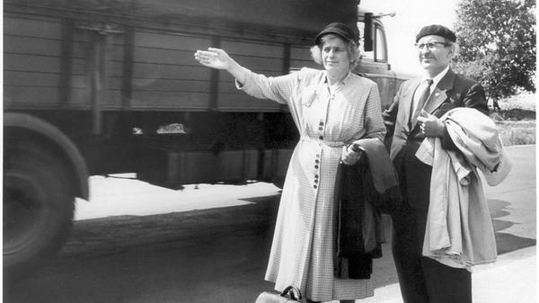 „Es ist die Hochblüte der Reiselust – und die Anhänger einer großen internationalen Bewegung, die durch winkende Hände auffällt, wollen nicht zu Hause sitzen und rosten“, so stand es in einem Artikel 1957 in den NN über die Reiseform des Trampens zu lesen. An den Ausfallstraßen Nürnbergs fanden sich vor allem junge abenteuerlustige Weltenbummler ein, die kostengünstig kreuz und quer durch Europa fahren wollten. „Mädchen fliegen nur so durch Europa, junge Männer dagegen müssen viel mehr Geduld haben“, vermeldeten wir. Das ältere Ehepaar auf unserem Foto musste geschlagene drei Stunden warten, bis ein Auto anhielt.