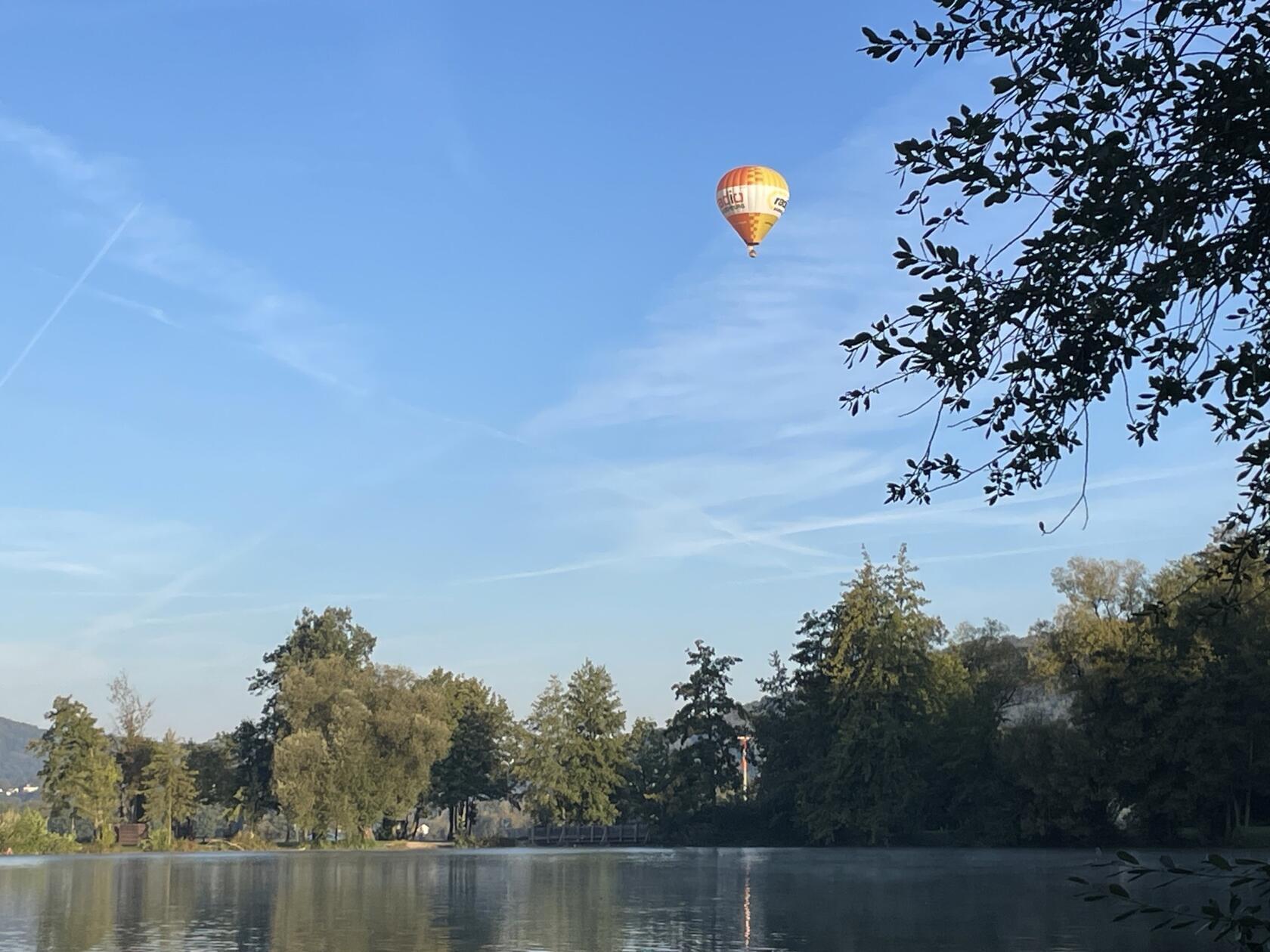 Beim Angeln am Happurger Baggersee hat unser Leser Christian Eichenmüller diesen aufsteigenden Heißluftballon fotografiert.