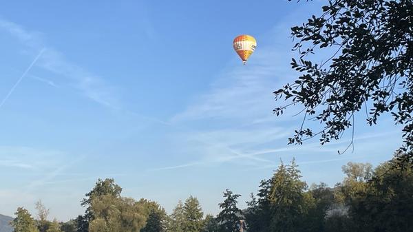 Beim Angeln am Happurger Baggersee hat unser Leser Christian Eichenmüller diesen aufsteigenden Heißluftballon fotografiert.