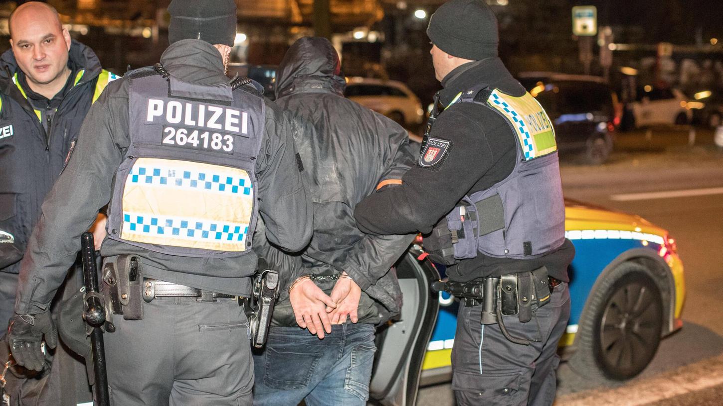 Nach einer Woche und über 20 begangenen Straftaten und Ordnungswidrigkeiten konnte die Würzburger Polizei einen Tatverdächtigen festnehmen. (Symbolbild) Nach einer Woche und über 20 begangenen Straftaten und Ordnungswidrigkeiten konnte die Würzburger Polizei einen Tatverdächtigen festnehmen. (Symbolbild)