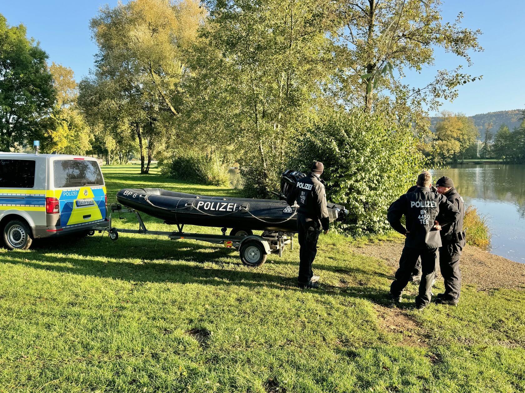 Insgesamt acht Taucher der Technischen Einsatzeinheit der Bereitschaftspolizei sollen den Happurger Baggersee absuchen, nachdem Spürhunde dort am Wochenende am Ufer an einer Stelle angeschlagen hatten.
