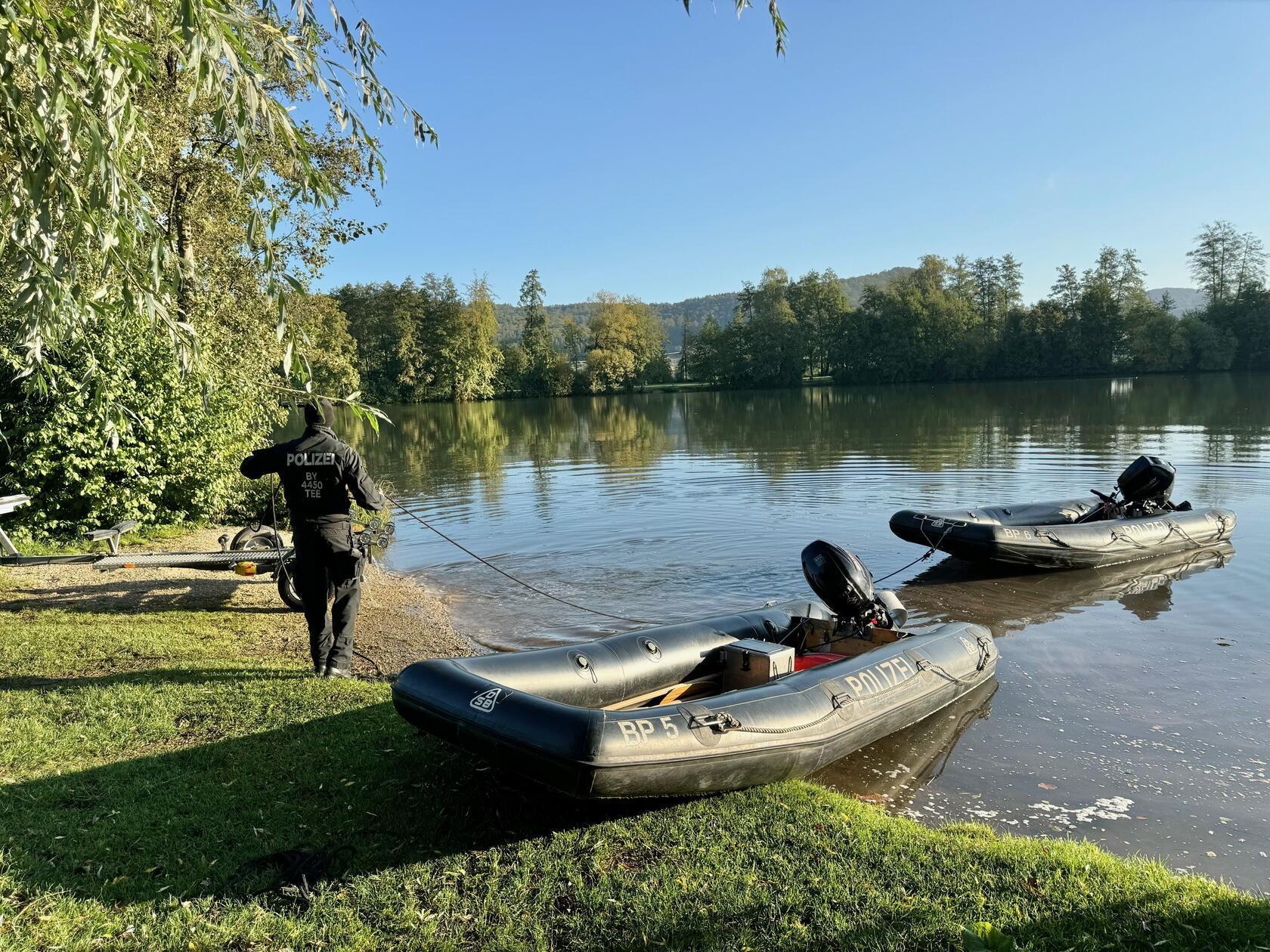 Bereits am Dienstag waren Kräfte mit Sonarboote an dem Stausee im Einsatz, um nach Unregelmäßigkeiten zu suchen.