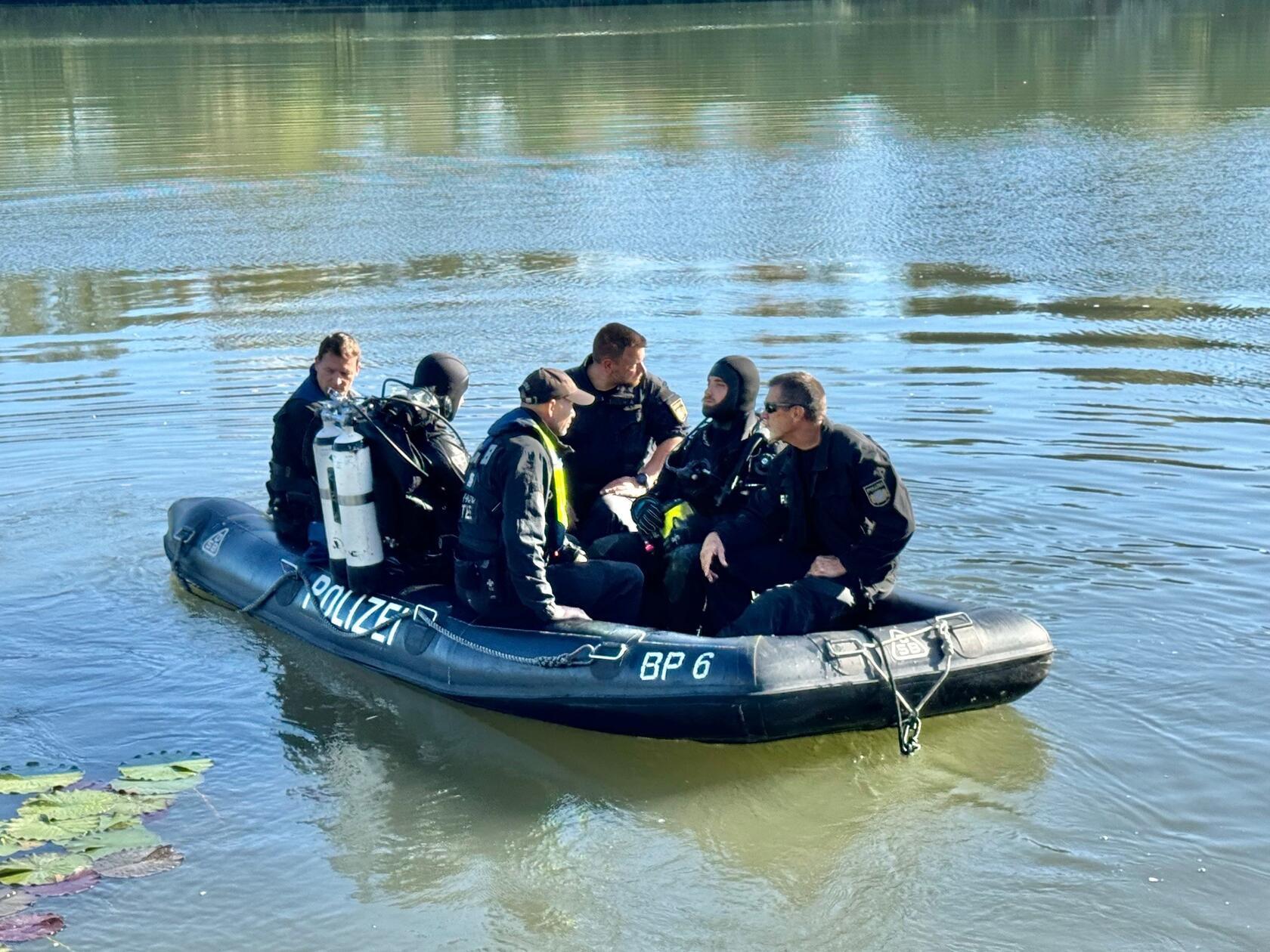 Mehrere auffällige Stellen wurden dabei markiert, diese werden die Taucher am Mittwoch absuchen, wie Polizeisprecherin Janine Mendel erklärt.