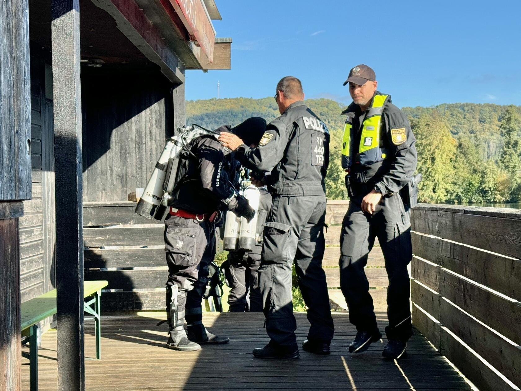 Ein Sonar helfe den Tauchern dabei.