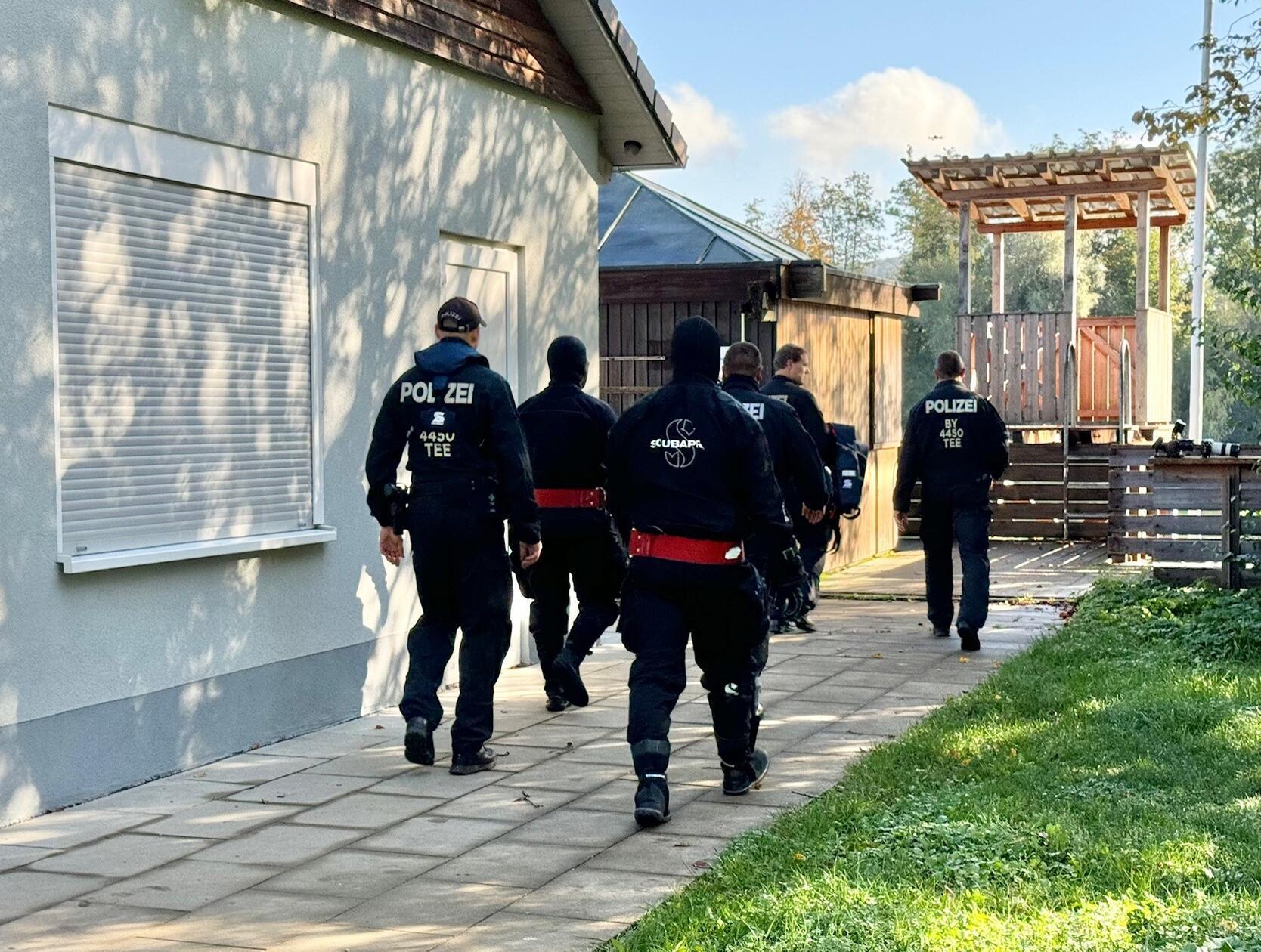 Die Polizei rechnet damit, dass die Suche mehrere Stunden dauern wird.