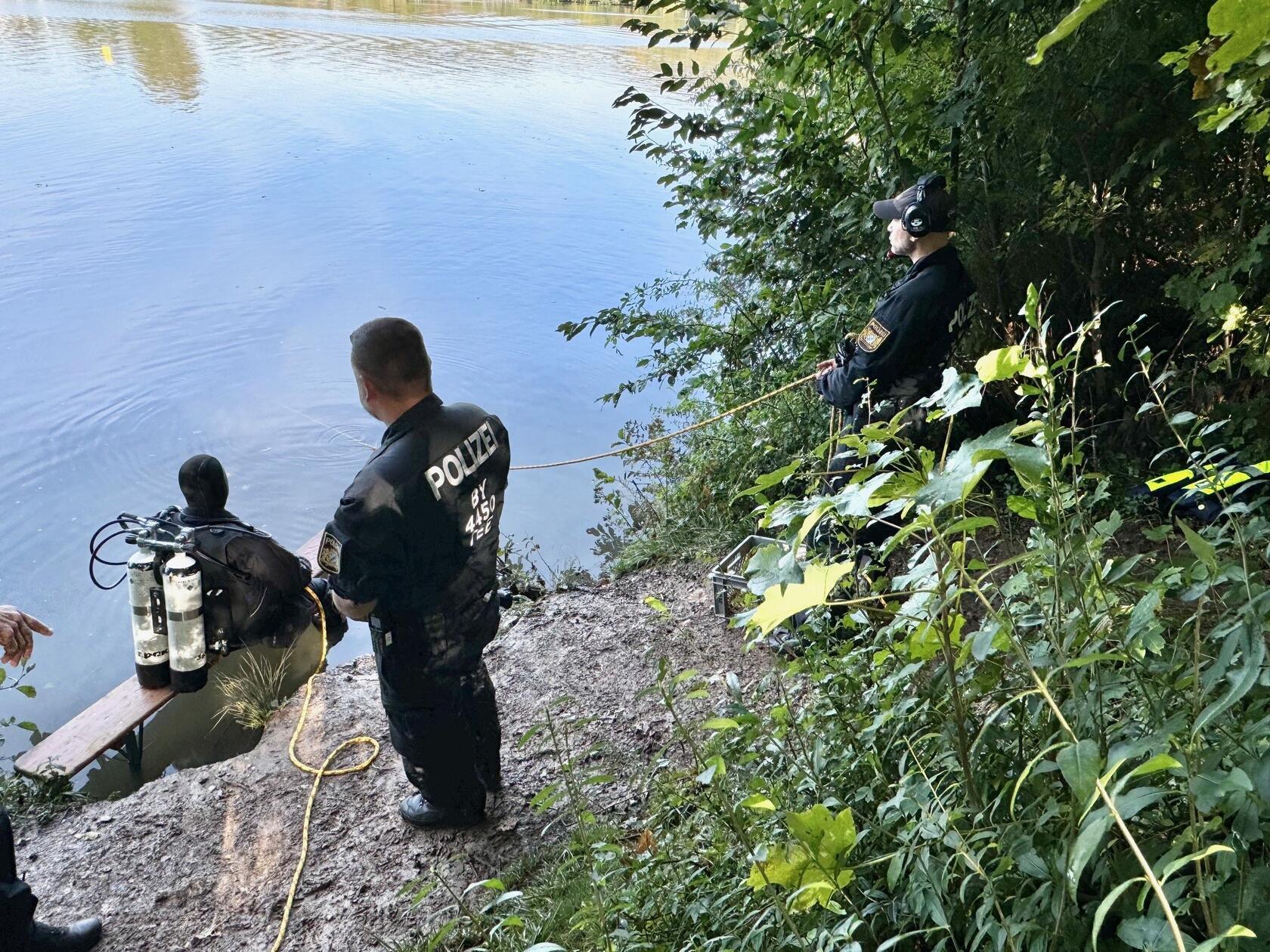 Dieser sitzt wegen Totschlags in Untersuchungshaft und schweigt nach Polizeiangaben zu den Vorwürfen.