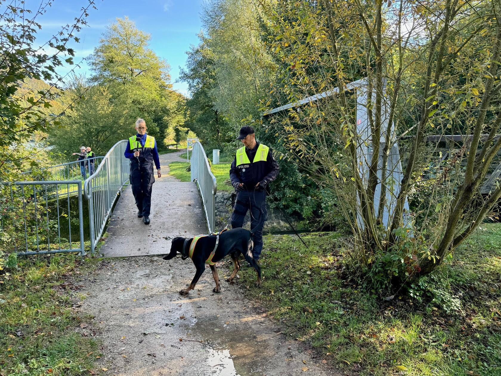 Gleichzeitig sind am Mittwoch auch drei Hundeführer mit Personensuchhunden an einem anderen Gewässer nur wenige Kilometer entfernt - nämlich rund um den Stausee - im Einsatz.