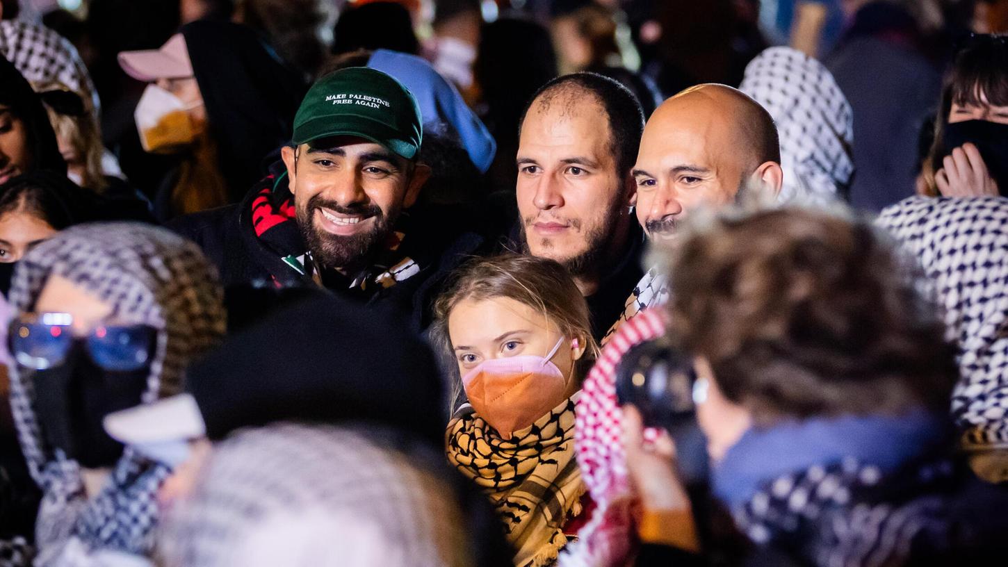 Eingerahmt von teils bekannten Israel-Feinden: Greta Thunberg am Montag bei einer propalästinensischen Kundgebung in Berlin-Kreuzberg. Eingerahmt von teils bekannten Israel-Feinden: Greta Thunberg am Montag bei einer propalästinensischen Kundgebung in Berlin-Kreuzberg.