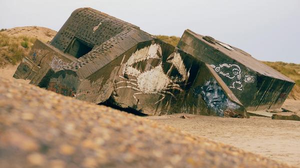 Auch die Stände von Hauts-de-France waren von den Nazis im 2. Weltkrieg okkupiert und wurden zum Atlantikwall ausgebaut. Bei Equihen Plage ist dieser Bunker in den Dünen auf den Strand gerutscht.