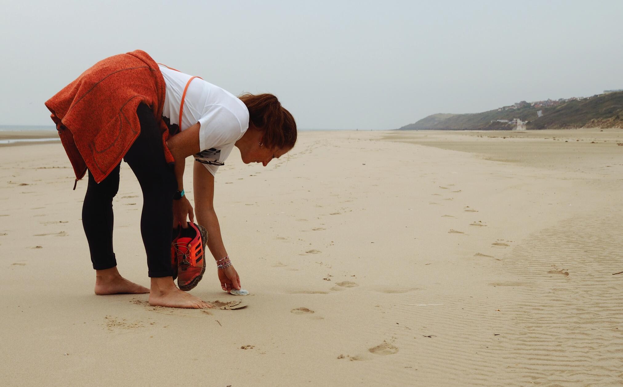 Wunderbarer Strandspaziergang vor den Dünen von Equihen-Plage bei Ebbe.