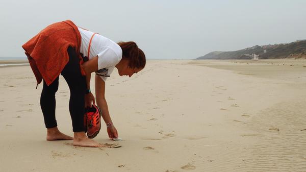Wunderbarer Strandspaziergang vor den Dünen von Equihen-Plage bei Ebbe.