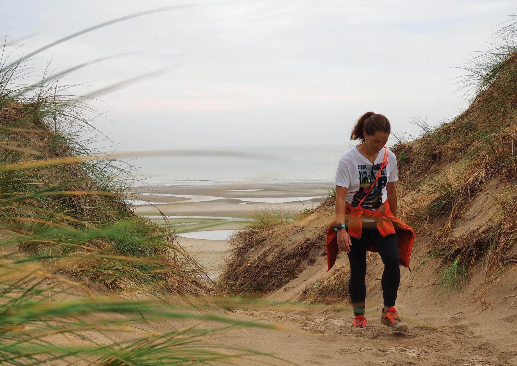 Wunderbarer Strandspaziergang vor den Dünen von Equihen-Plage bei Ebbe.