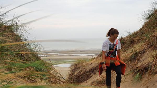 Wunderbarer Strandspaziergang vor den Dünen von Equihen-Plage bei Ebbe.