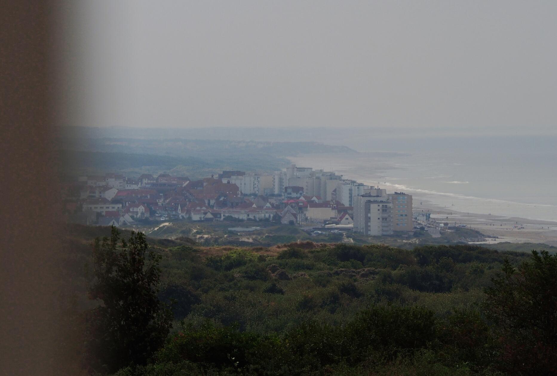 Von unserem Quartier bei Evancy in Equiehen-Plage haben wir diesen Blick zum Nachbarort am Strand.