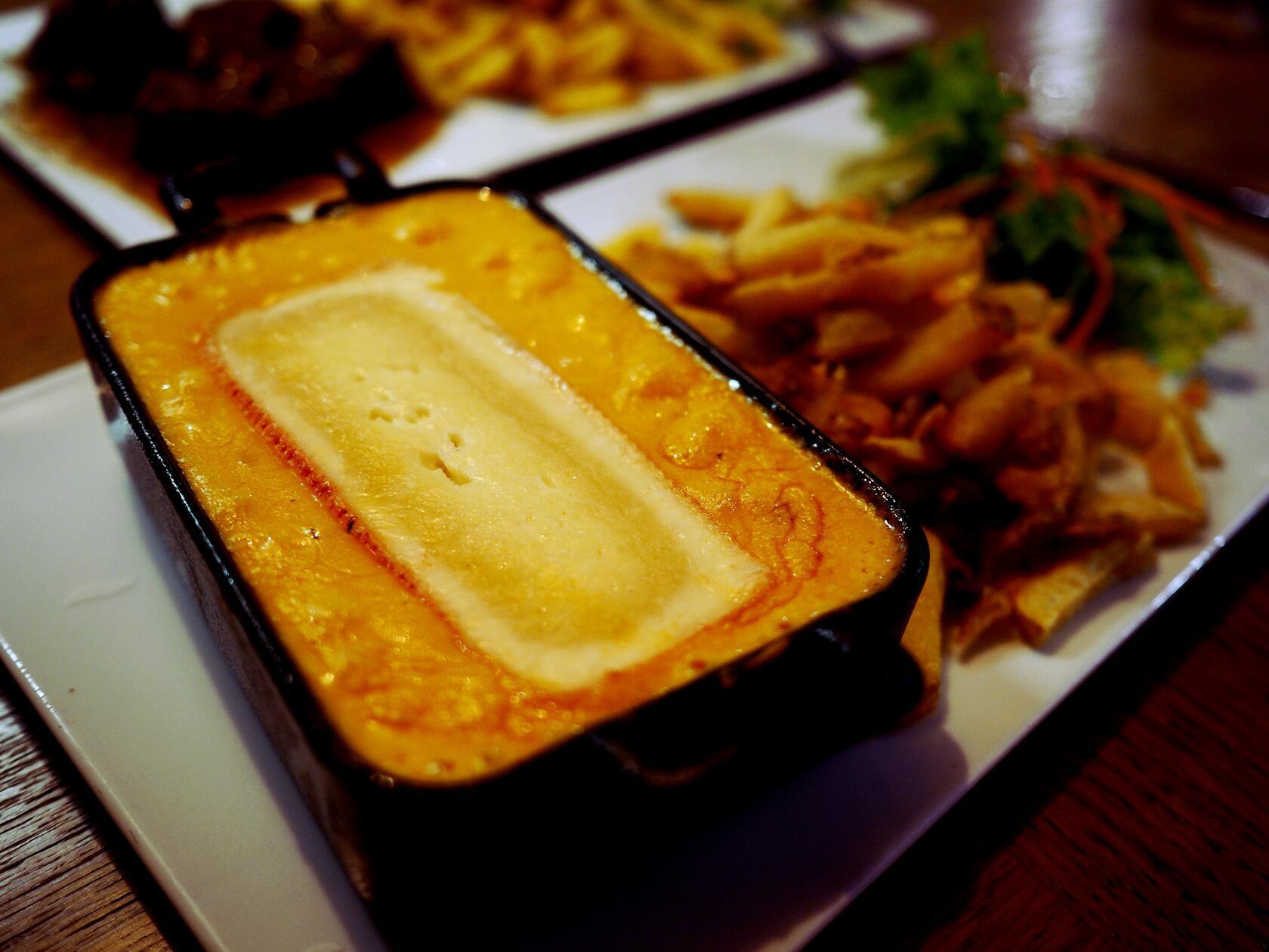 Sieht aus wie ein Backstein und lag uns danach auch so im Magen: Welsh, das Nationalgericht der Region, besteht fast nur aus geschmolzenem Käse plus Schinken plus Brot. Obendrauf der Marouille-Käse.